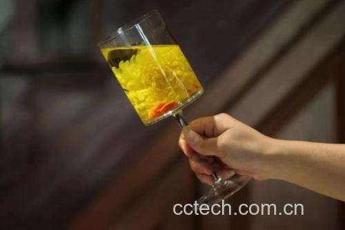 金丝皇菊陈皮枸杞茶正在冲泡中