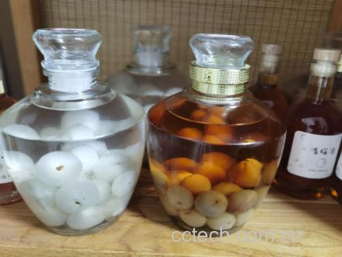 红梅果制作的梅子酒成品图