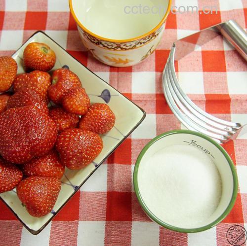 白色奶油草莓蛋糕制作所需食材展示图