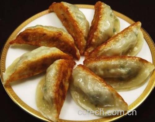 煎好的红皮萝卜水饺摆盘