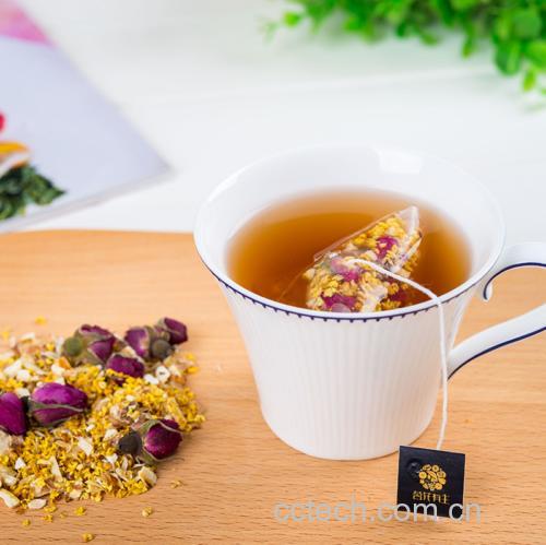 女性品茶与自然环境融合