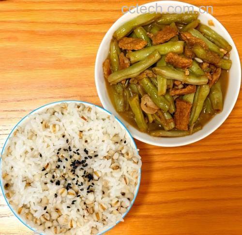 白不老豆角炖肉配米饭图