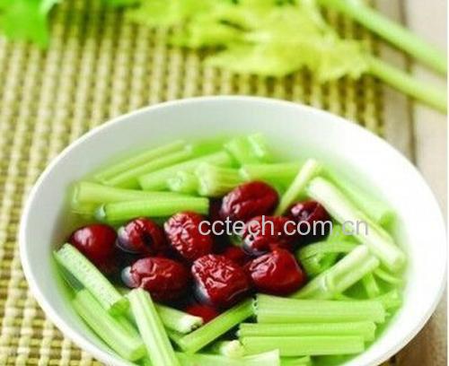 芹菜与鲜枣的食材准备过程