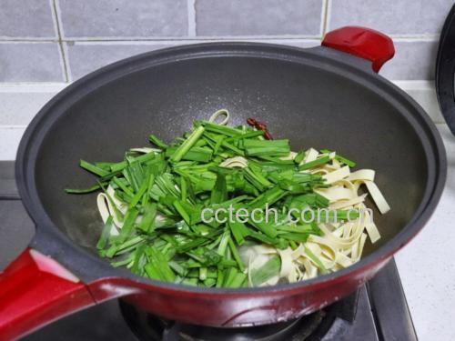 虾皮茼蒿翻炒过程图