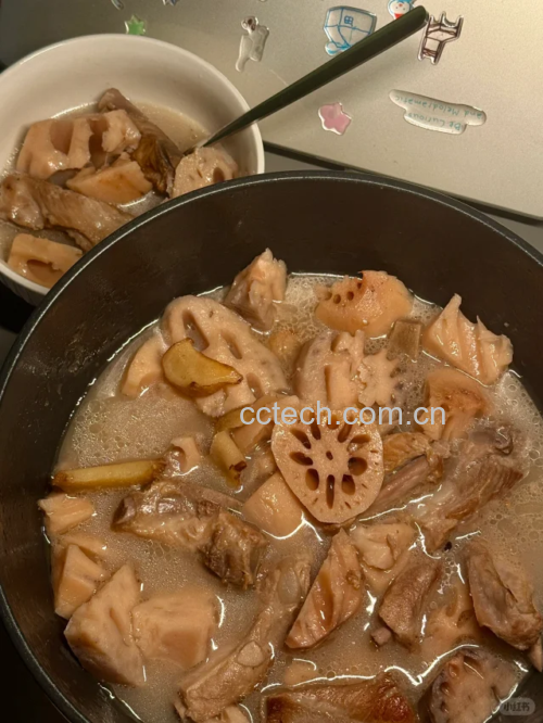 焯水排骨与切好的莲藕