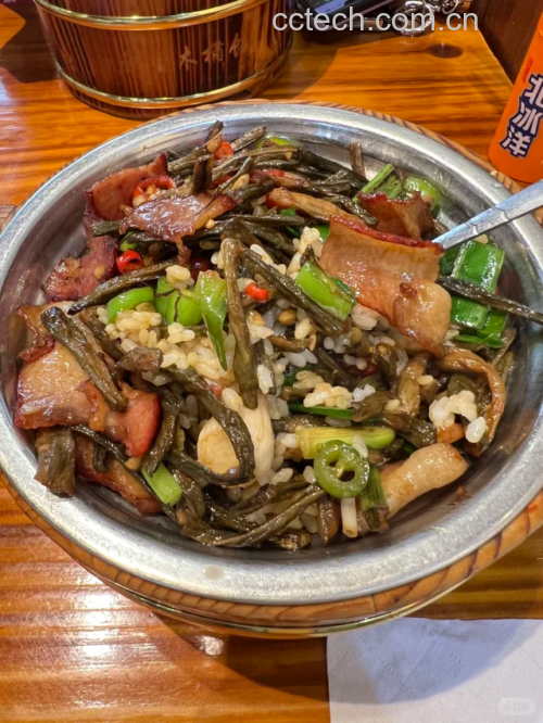 地三鲜盖浇饭摆盘图