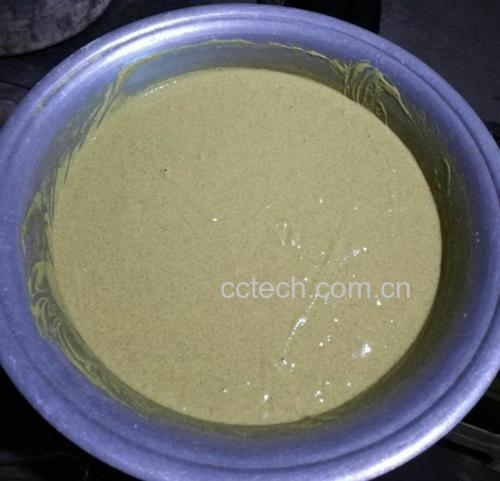 营养师向患者讲解菠菜与蛋黄搭配的健康知识