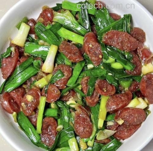 蒜薹炒腊肠翻炒过程图