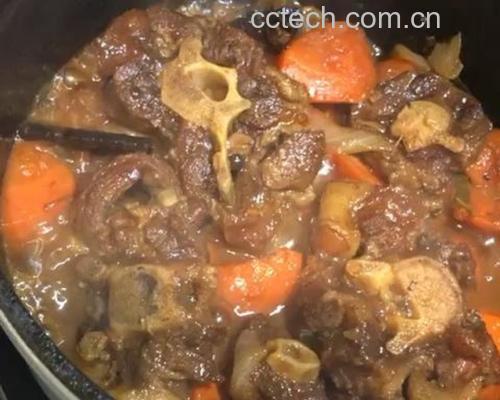 牛尾炖萝卜烹饪过程图