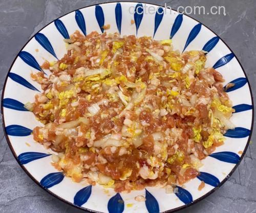 成品白菜饺子装盘图