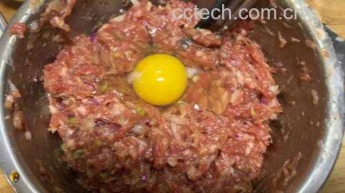 鸡蛋与肉末摆盘图