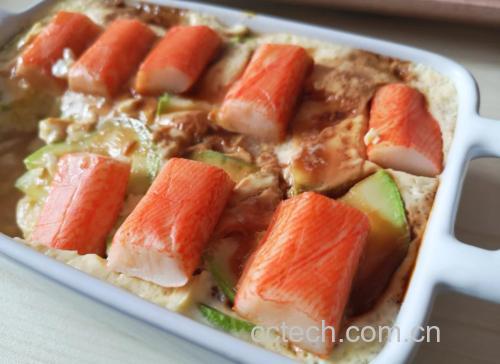 帝王蟹壳蒸蛋搭配蘸料与米饭食用