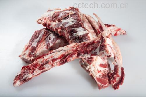 酱牛肉与西红柿炖煮过程中的锅内状态