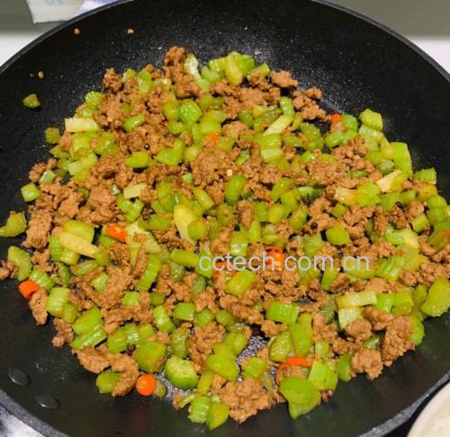 山芹肉丝炒制过程