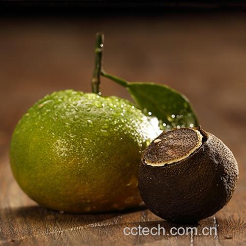 小青柑与熟普茶对比图