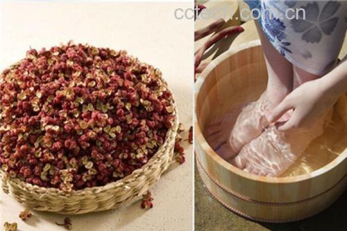 老姜与花椒泡脚盆中热水蒸腾的养生场景