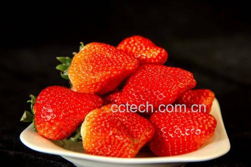 红颜草莓制作的果酱与甜点摆盘图