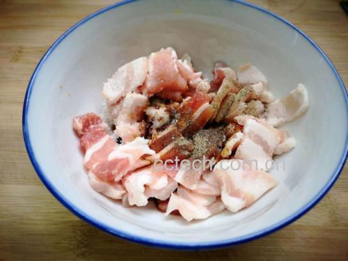 五花肉与香芋码放在蒸碗中