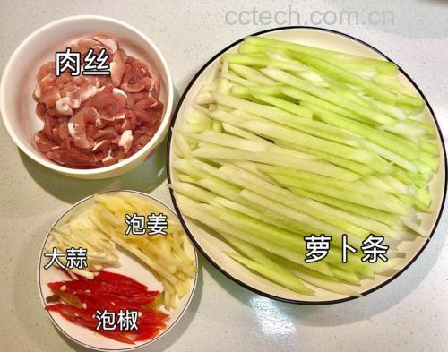 泡椒木耳肉丝食材处理图