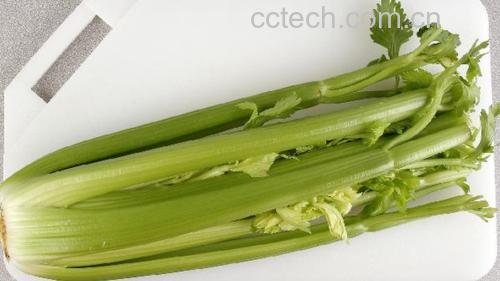 山芹与猪肉馅原材料摆放整齐