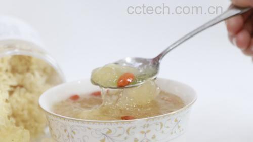 炖煮后的椴木银耳羹