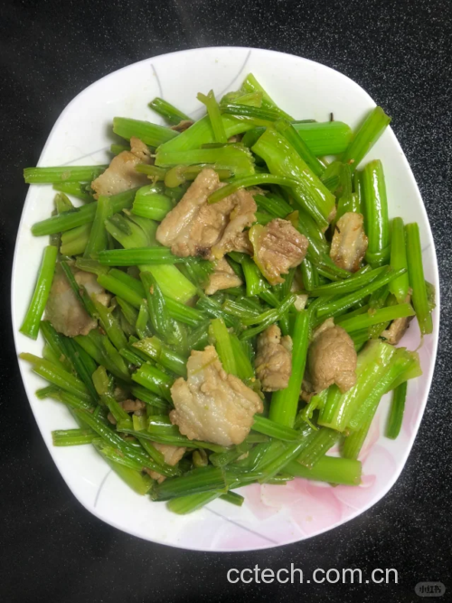 山芹炒肉翻炒过程图