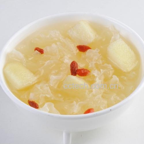 香梨与银耳准备炖煮图