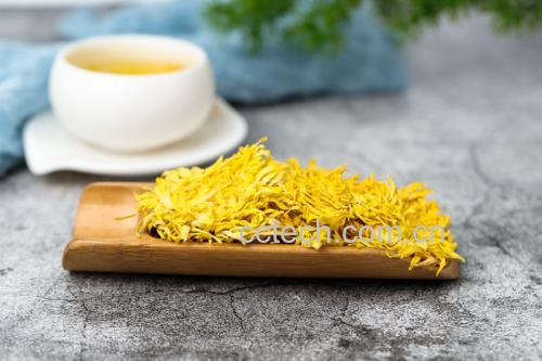杭白菊茶饮与眼部特写图