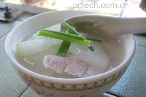 猪肉冬瓜汤与米饭搭配的餐桌图