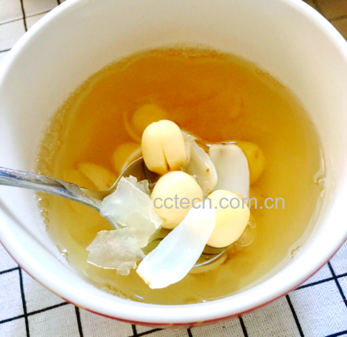 莲子银耳羹炖煮过程
