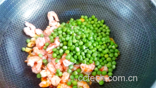 虾仁青豌豆翻炒过程