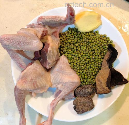 白鸽炖黑豆成品图