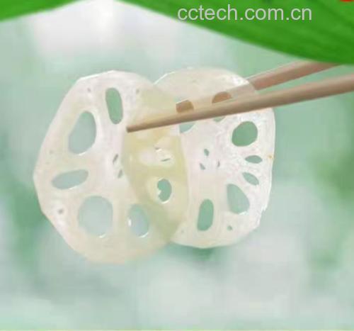 白莲藕洗净去皮后切成薄片,整齐摆放在案板上准备炒制