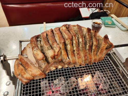 烤羊白条正在炭火上慢烤过程图