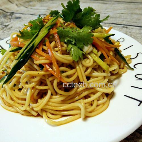 小黄瓜咸菜拌面成品图