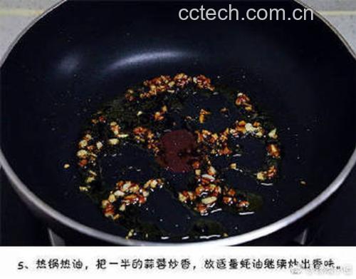 热锅中爆香姜蒜的画面