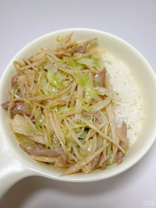 白莲藕与配料整齐摆放在案板上