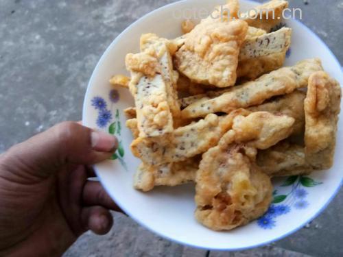 金黄酥脆的酥炸荔浦芋头盛放在盘中