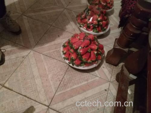 甜宝草莓制作的果酱与点心摆盘
