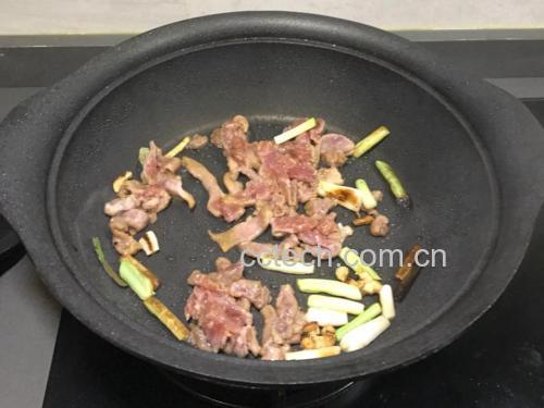 鸡腿与大葱搭配的烹饪过程
