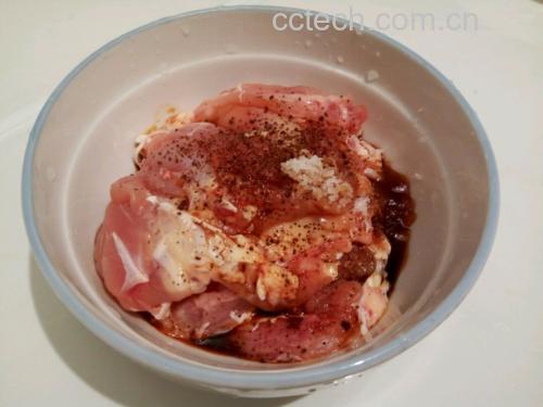 鸡腿正在腌制中,调料均匀涂抹在表面