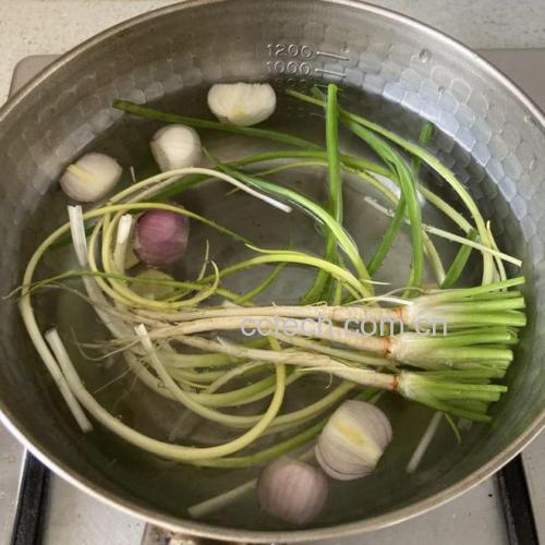 烧大葱在锅中慢烧过程