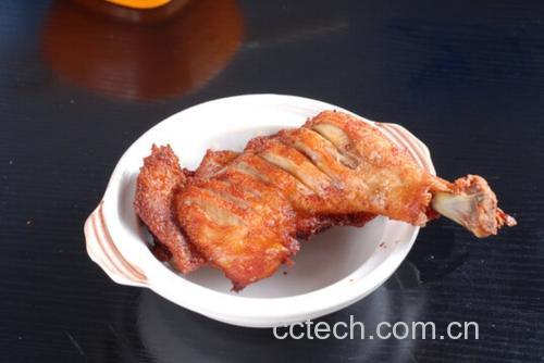 炸制中的脆皮鸡腿