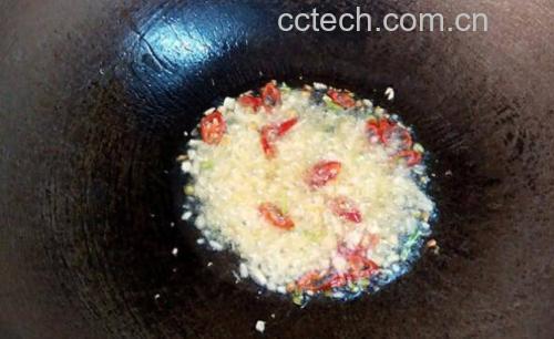 蒜片与干辣椒煸炒过程
