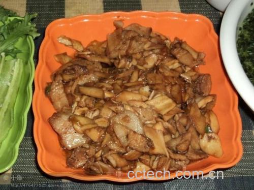 香菇炒鸡腿成品图