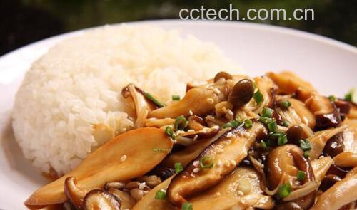 香菇鸡腿搭配米饭食用图