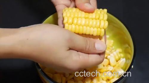 剥出玉米粒用于烹饪