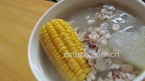 糯玉米搭配绿豆汤的健康饮食图