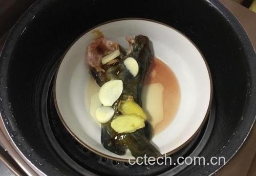 蒸锅中正在蒸制的多宝鱼