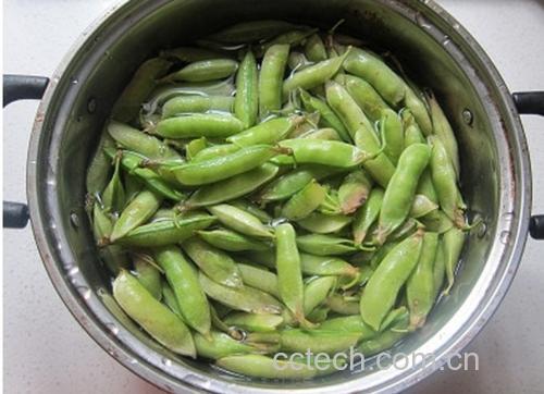 白不老豆荚在盐水中浸泡图